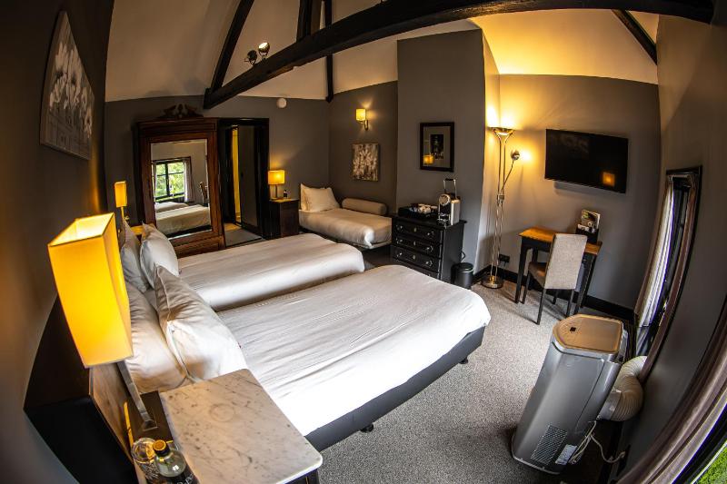 Superior Triple Room image 3