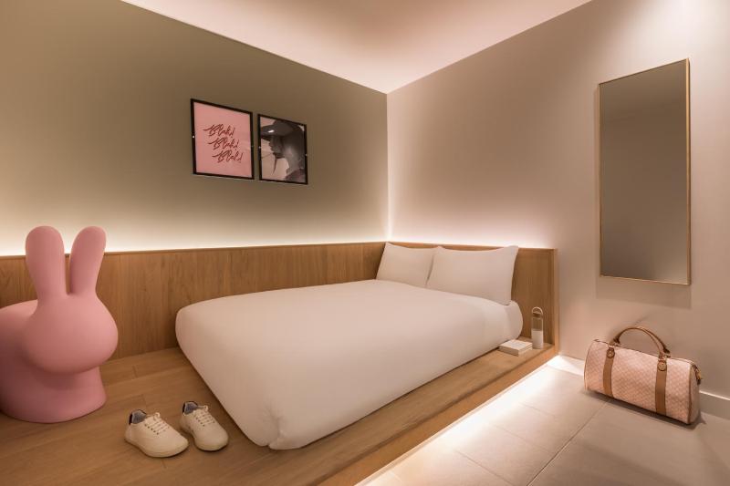 Compact Windowless Room image 1