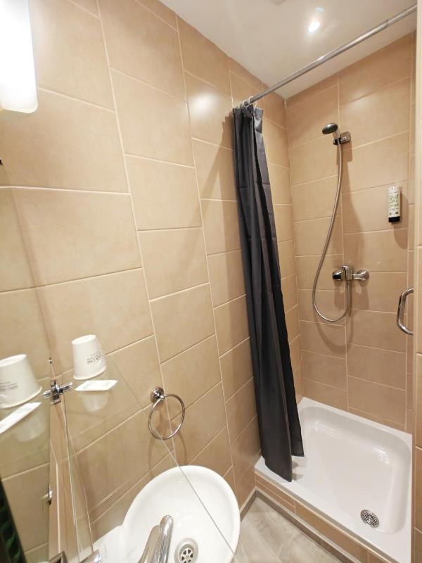 Small Single Room image 2