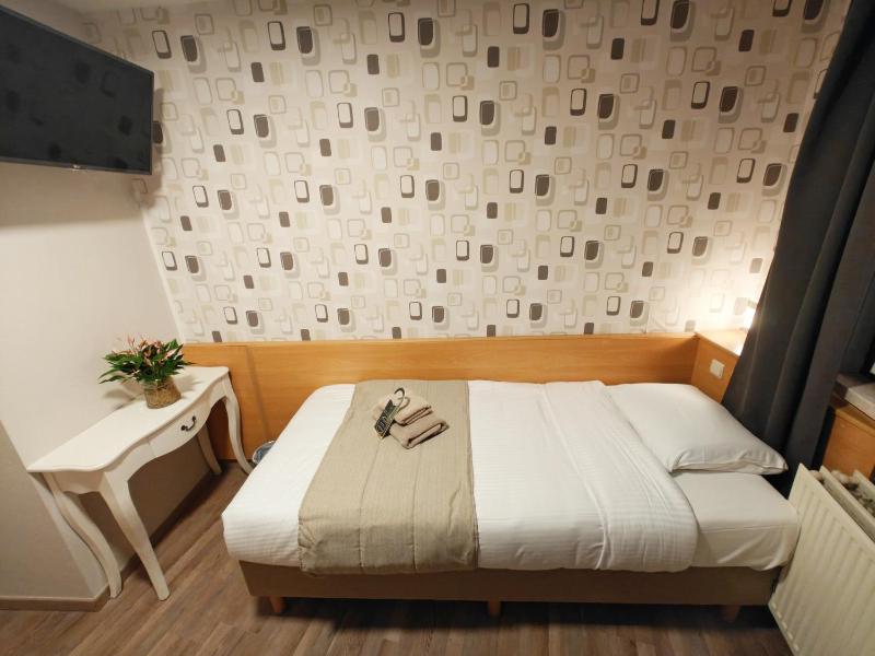 Small Single Room image 4