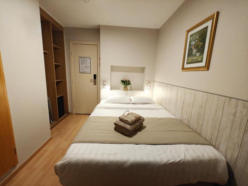 Small Double Room image 4
