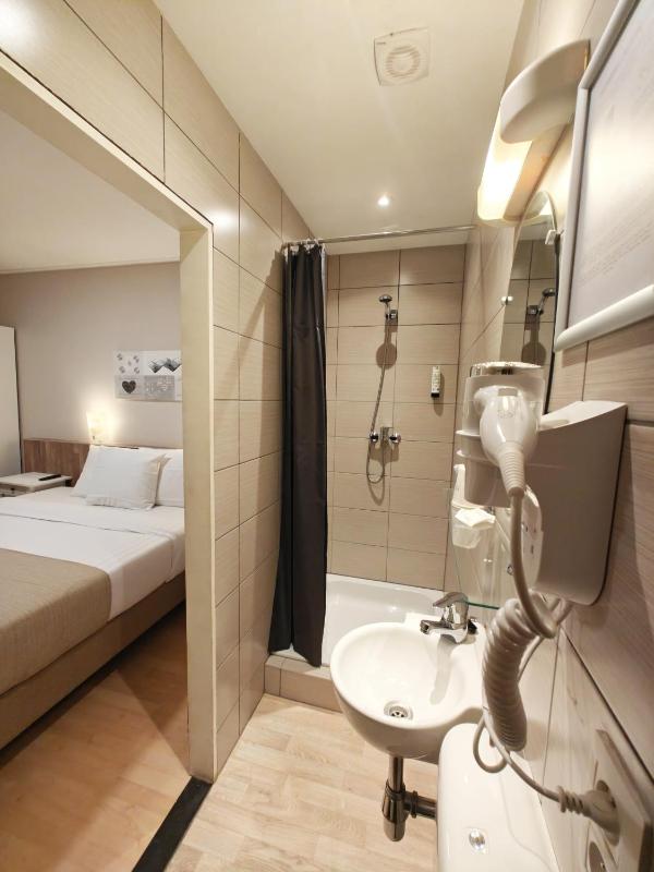Standard Double Room image 3
