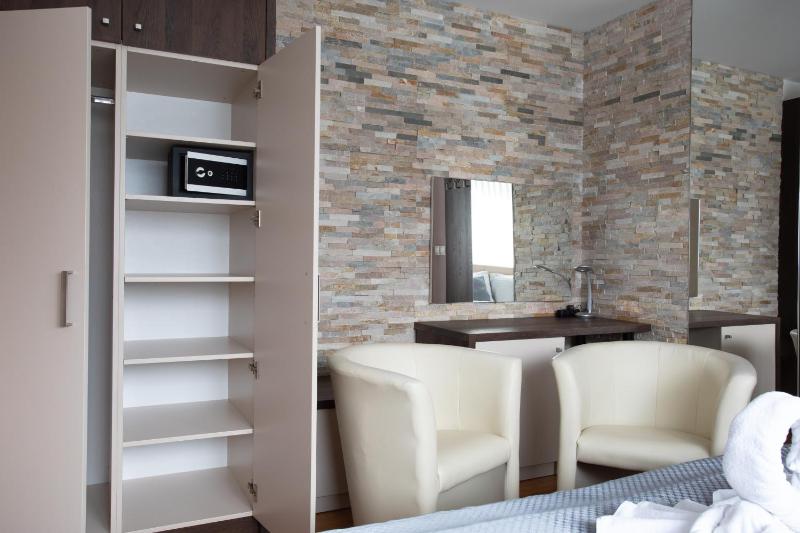 Family Room image 3