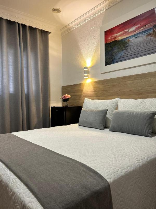 Standard Queen Room image 1