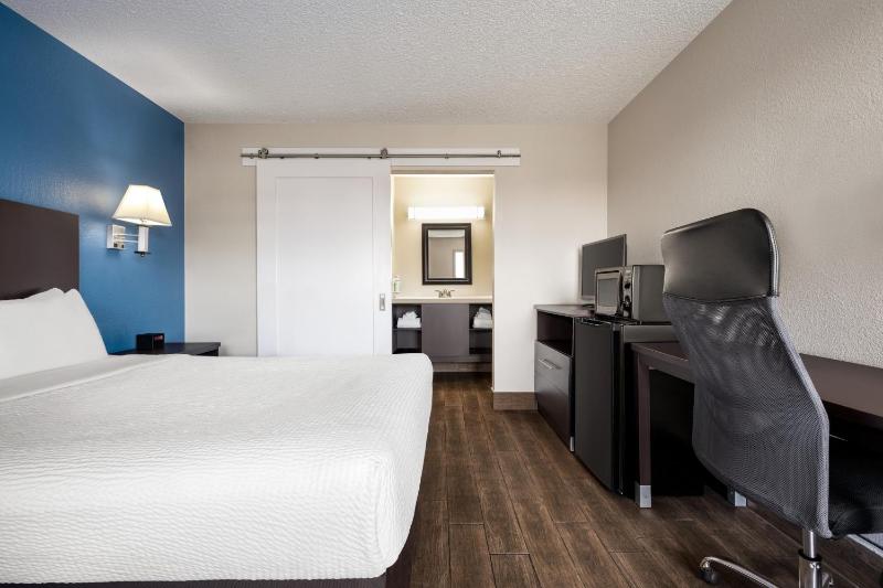Deluxe Queen Room Smoke-Free image 3