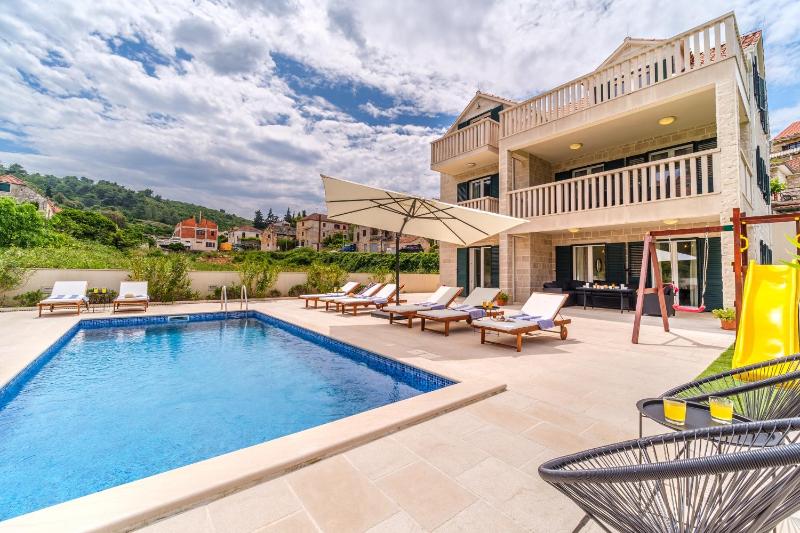 Seaside luxury villa with a swimming pool Splitska Brac - 23815 - image 9