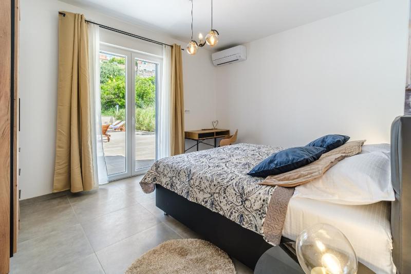 Seaside luxury villa with a swimming pool Splitska Brac - 23815 - image 30