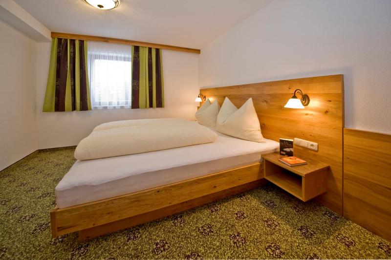 One-Bedroom Apartment - 6 image 2