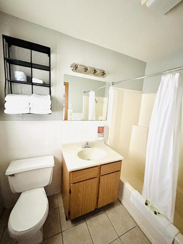 Queen Room with Pool View image 2