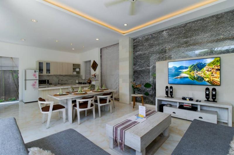 Fantastic 3 Bed Villa Walk to Beach Sunny Pool - image 8