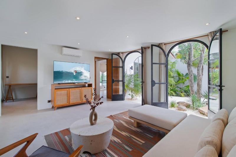 Stunning 3 Bed Villa Close to Cafes and Beach - image 3