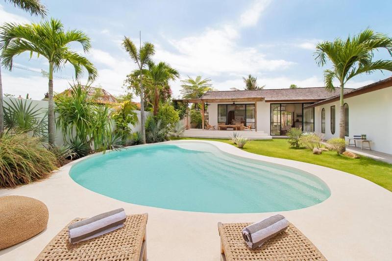 Stunning 3 Bed Villa Close to Cafes and Beach - image 1