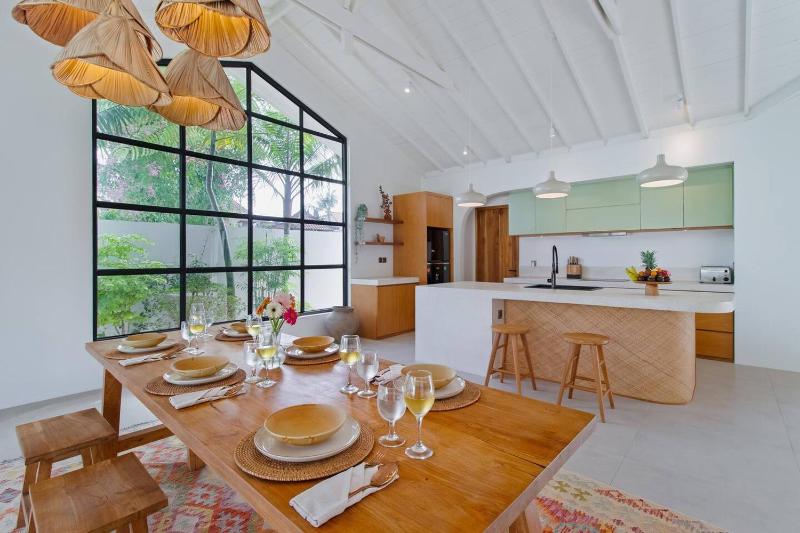 Stunning 3 Bed Villa Close to Cafes and Beach - image 10