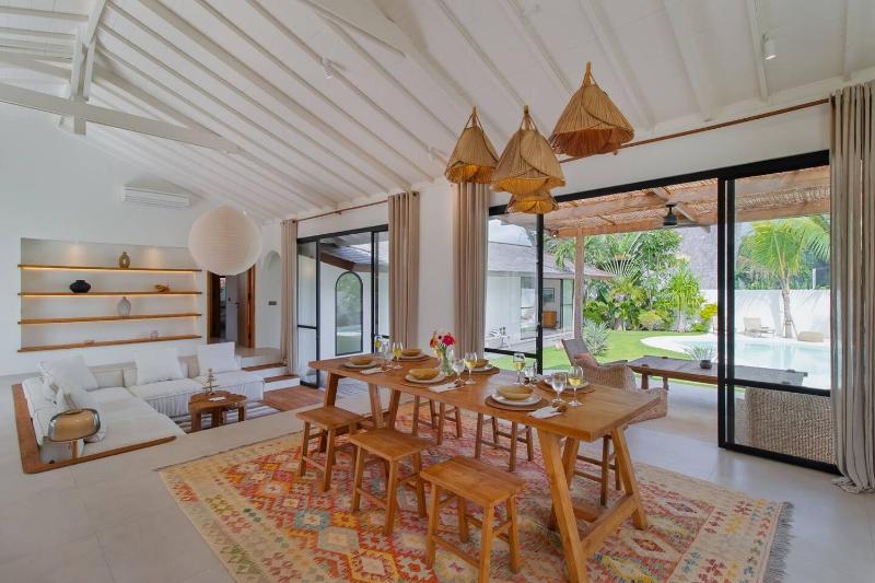 Stunning 3 Bed Villa Close to Cafes and Beach - image 9