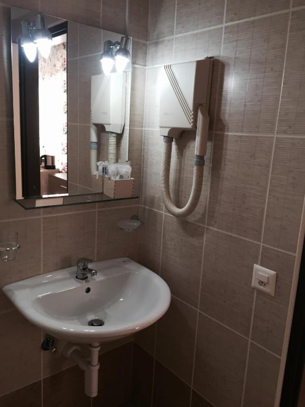 Twin Room image 4