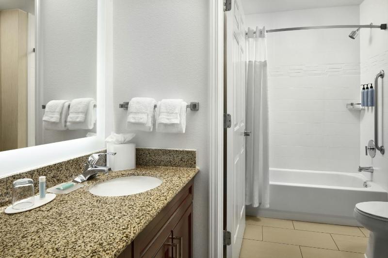 One-Bedroom Suite image 3