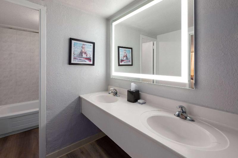 Two Double Beds Suite image 2