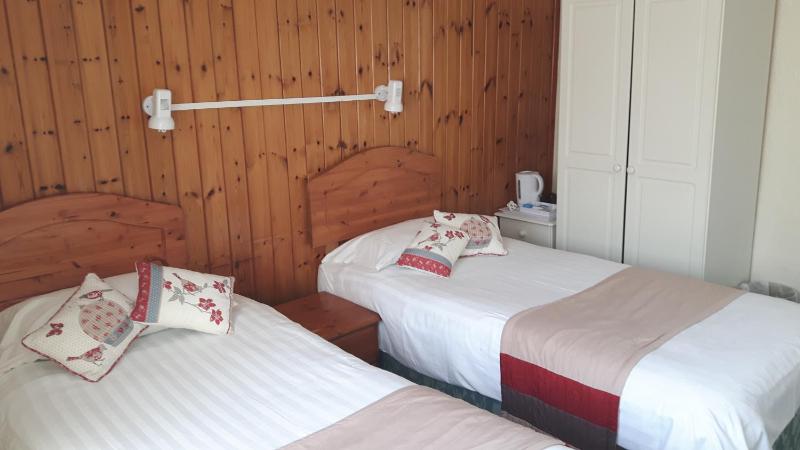 Twin Room with Private Bathroom image 4