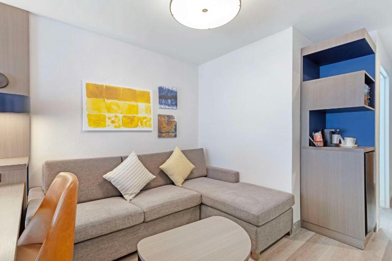 King Suite - Non-Smoking image 3
