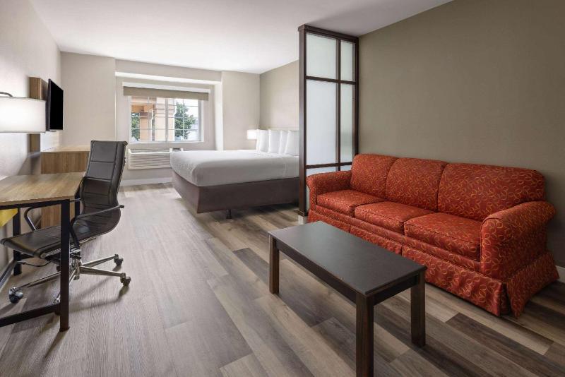 King Room with One King Bed and One Sofa Bed - Non-Smoking image 1
