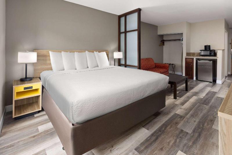 King Room with One King Bed and One Sofa Bed - Non-Smoking image 3