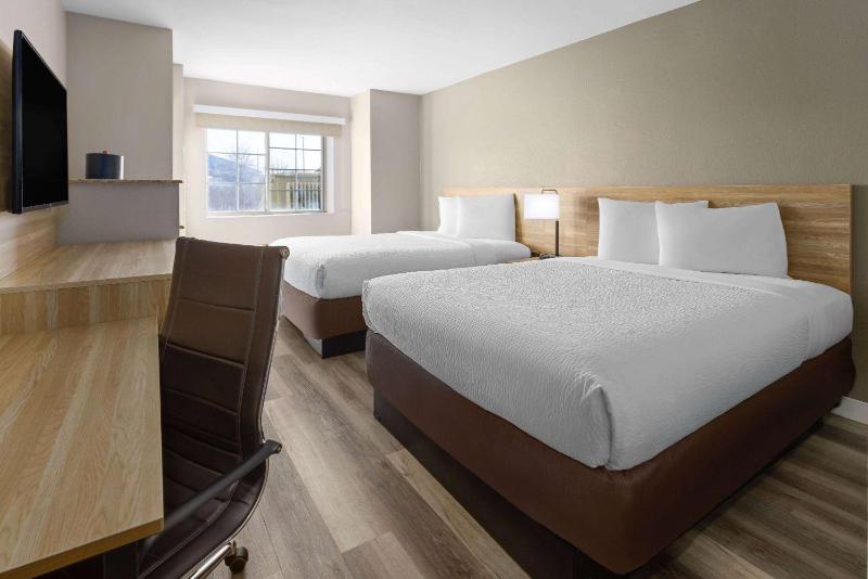 Queen Room with Two Queen Beds - Non-Smoking image 1