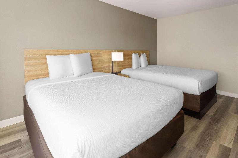 Queen Room with Two Queen Beds - Non-Smoking image 4