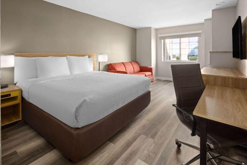 King Room with Mobility Access and Roll-In-Showerm -  Non-Smoking image 4