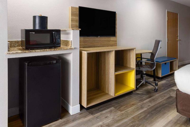 King Room with Mobility Access and Roll-In-Showerm -  Non-Smoking image 2