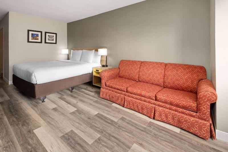 King Room with Mobility Access and Roll-In-Showerm -  Non-Smoking image 3