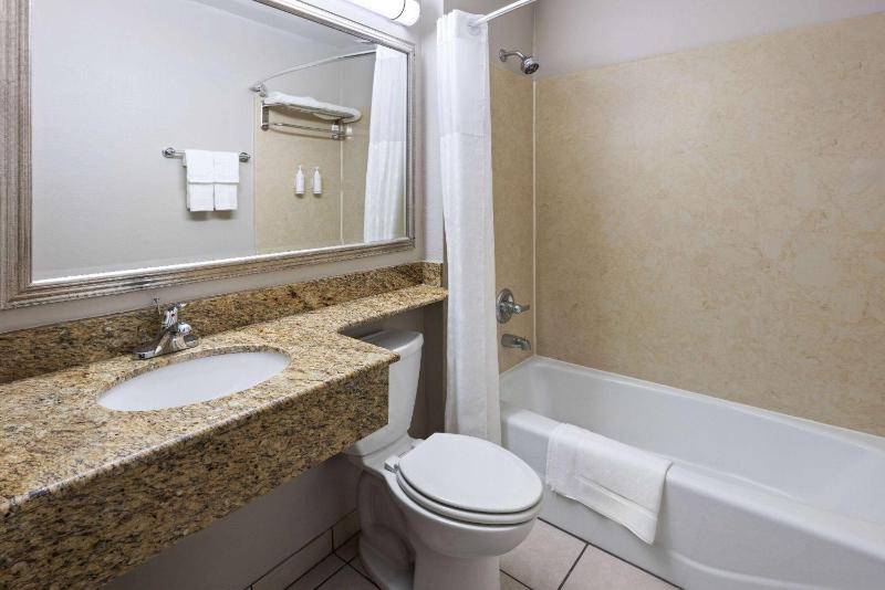 Deluxe King Room - Non-Smoking image 2