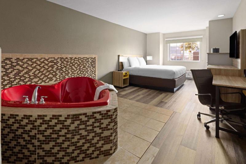 Deluxe King Room - Non-Smoking image 1