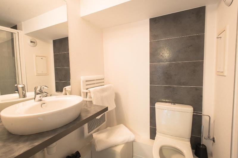 Deluxe One-Bedroom Apartment with Garden View image 1