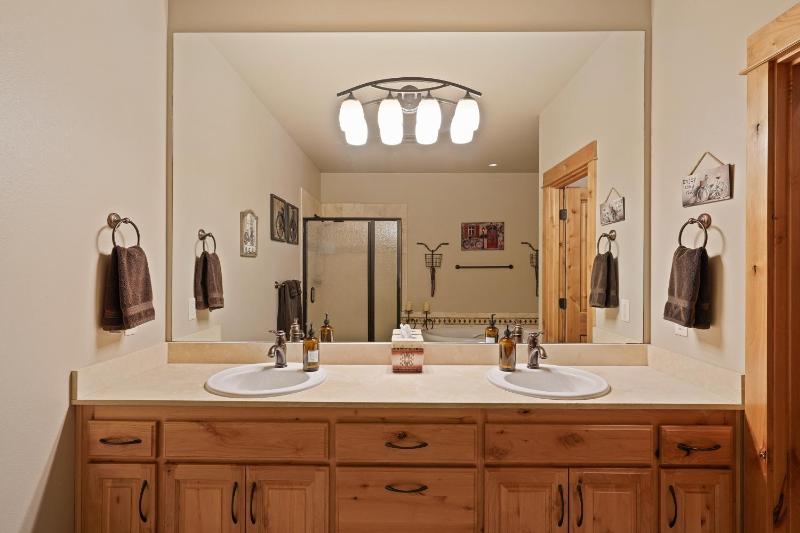 Gorgeous 6BR - image 23