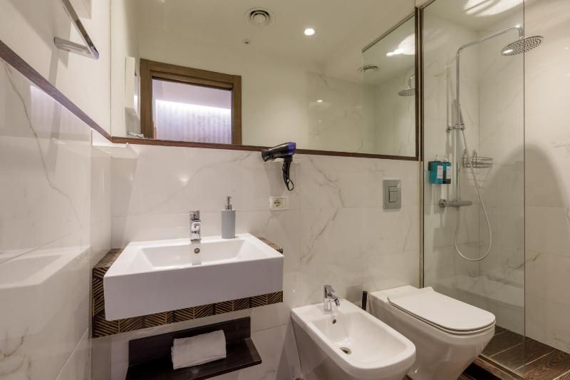 Small Double Room image 3