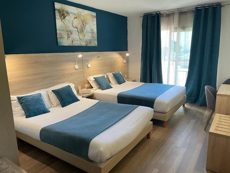 Family Quadruple Room With Balcony image 1