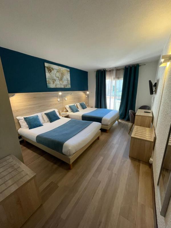 Family Quadruple Room With Balcony image 3