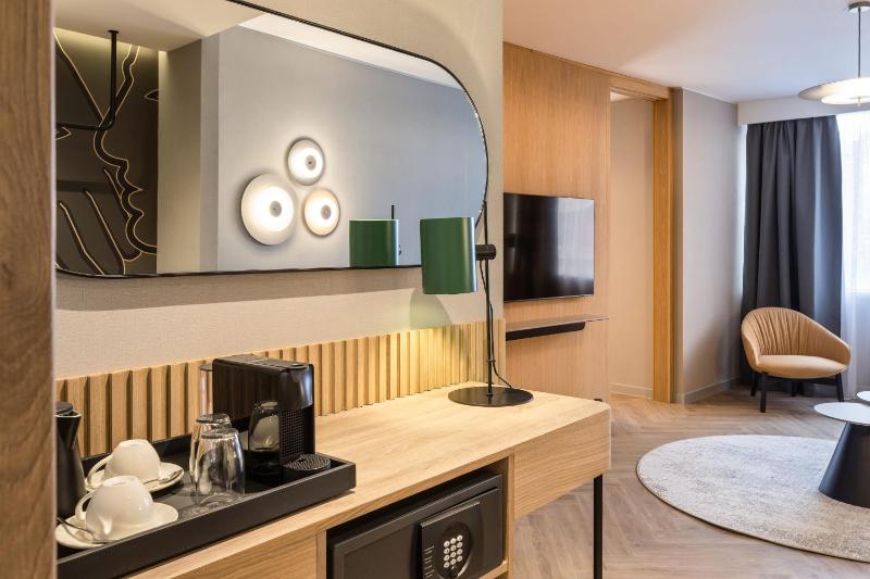 Superior King Suite with Sofa Bed image 1