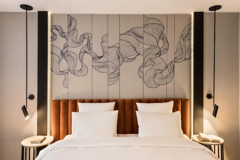 Classic King Room - Mobility Accessible image 4