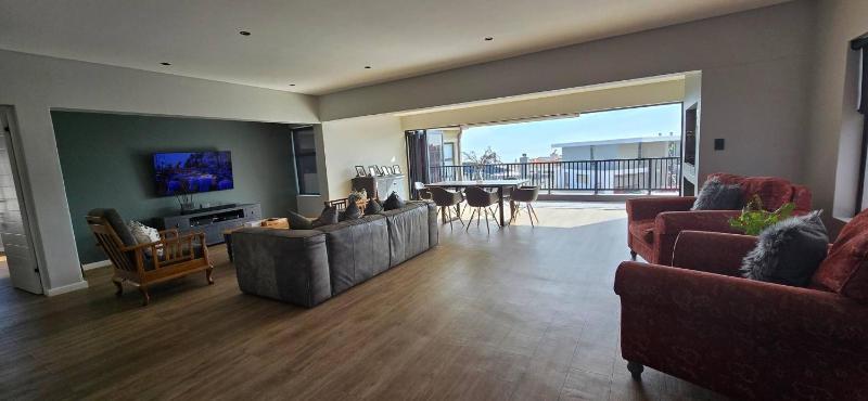 Seaside Retreat in Langebaan with Hot Tub and BBQ - image 2