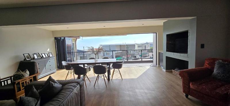 Seaside Retreat in Langebaan with Hot Tub and BBQ - image 10