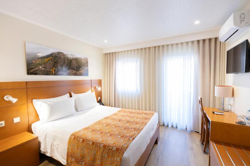Superior Double or Twin Room with City View image 1