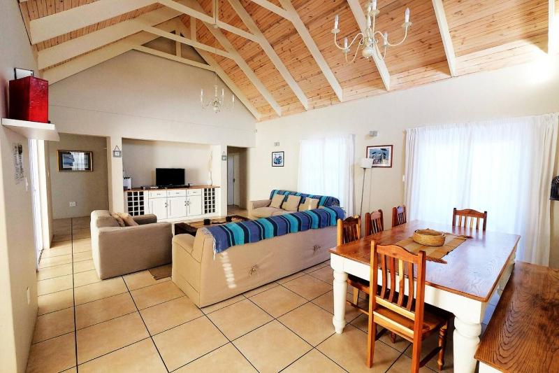 The Pelican - Stunning 3-Bedroom Holiday Home in Langebaan - image 1