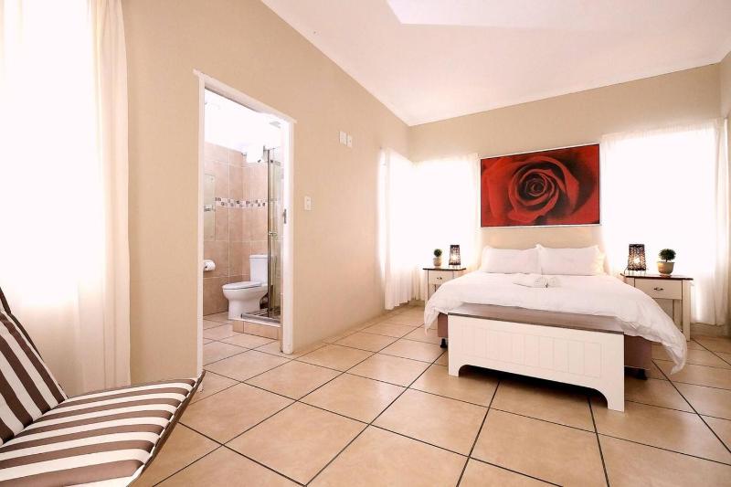 The Pelican - Stunning 3-Bedroom Holiday Home in Langebaan - image 11