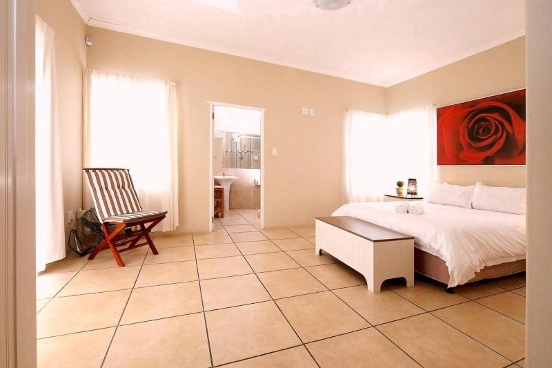 The Pelican - Stunning 3-Bedroom Holiday Home in Langebaan - image 10