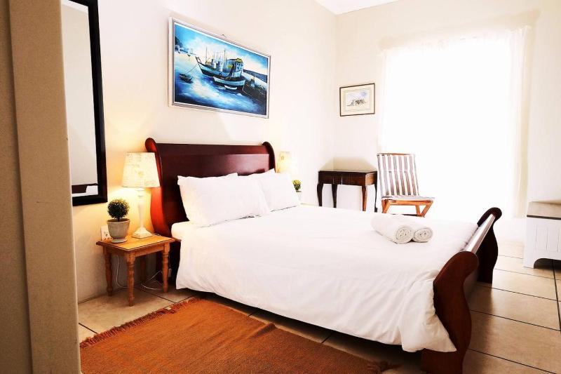 The Pelican - Stunning 3-Bedroom Holiday Home in Langebaan - image 16