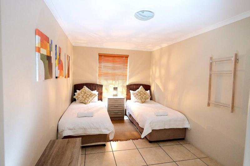 The Pelican - Stunning 3-Bedroom Holiday Home in Langebaan - image 4