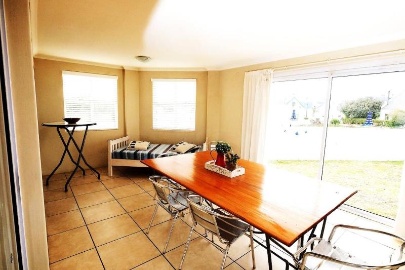 The Pelican - Stunning 3-Bedroom Holiday Home in Langebaan - image 6
