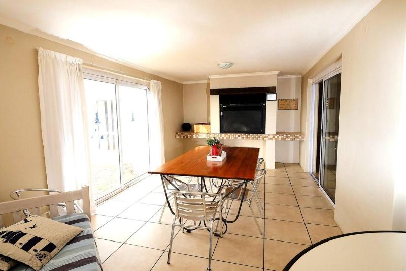 The Pelican - Stunning 3-Bedroom Holiday Home in Langebaan - image 9