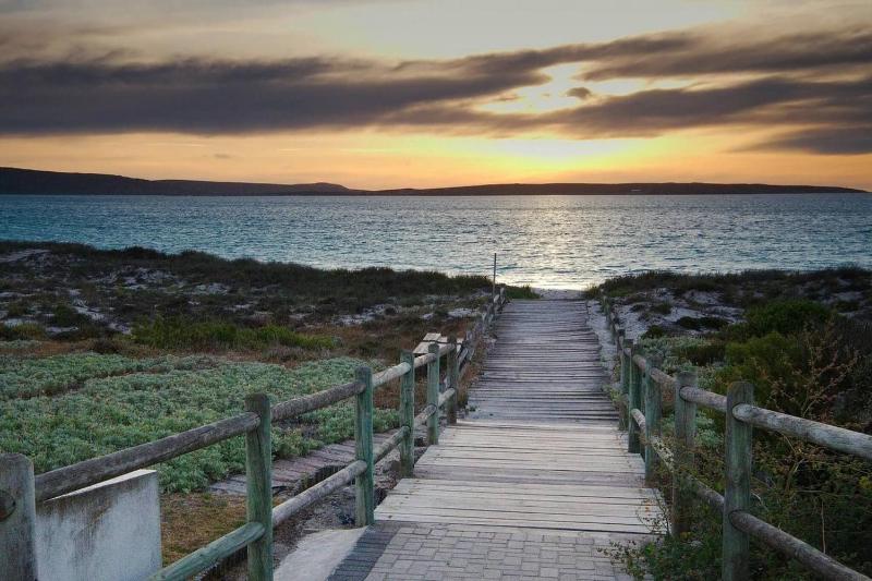 The Pelican - Stunning 3-Bedroom Holiday Home in Langebaan - image 8
